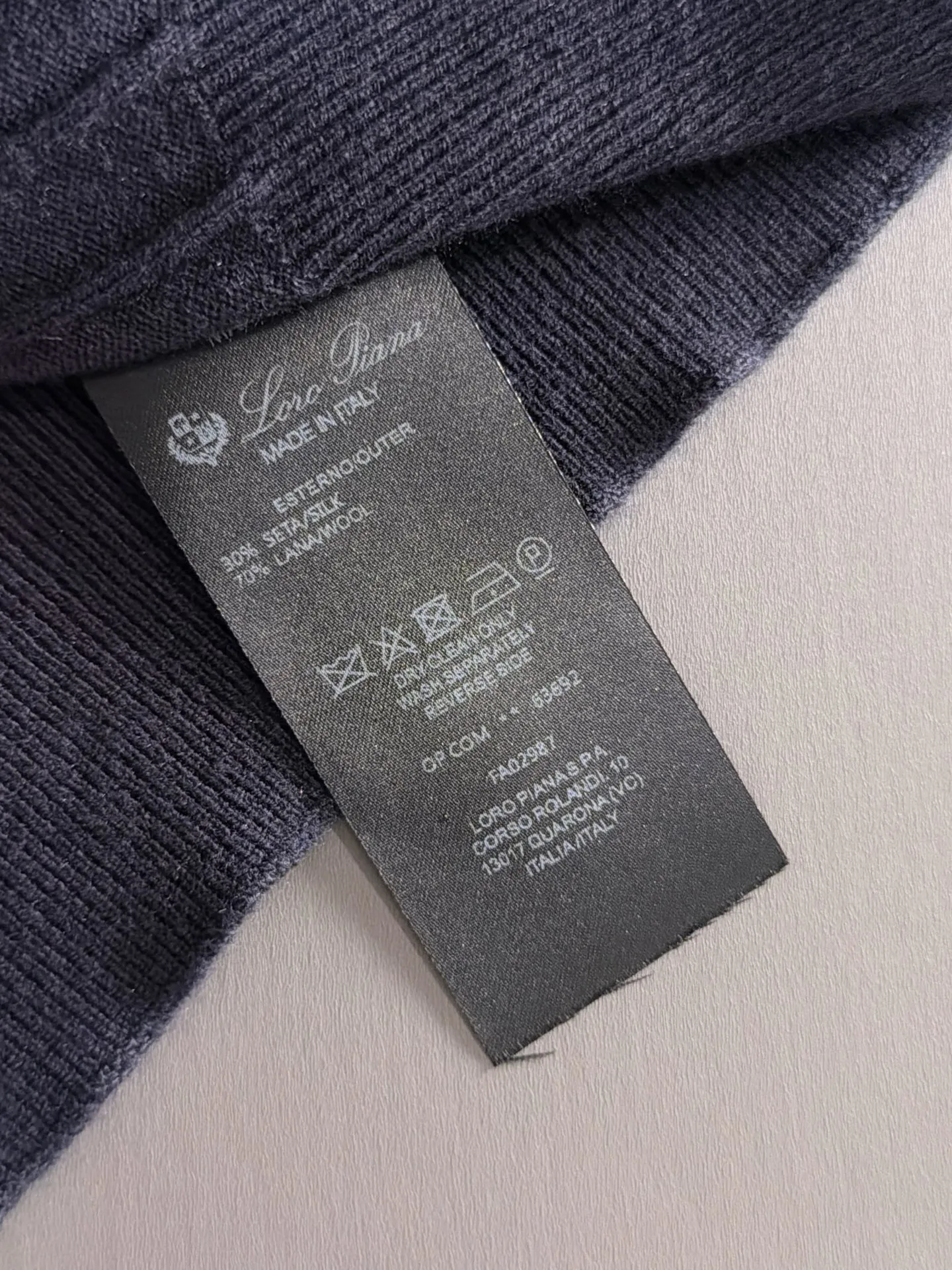LP high quality Loro Piana 26ss New Arrival men's short-sleeved knitted T-shirt. Made of combed cotton yarn knitted cotton fabric, no pressure when entering and exiting the counter. Exclusive control of raw materials. It feels substantial when weighed, and the upper body is more textured than ordinary T-shirts. This texture can handle the weather easily and is suitable for both hot and cold! Loose fit design, looks noble. The only correct version is available Size: M to 3XL
